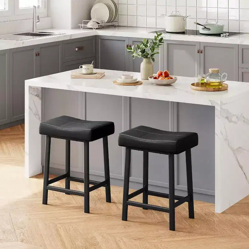 Lot de 2 tabourets de bar de 61 cm de hauteur de comptoir, sièges incurvés en similicuir rembourré avec cadre en métal et repose-pieds