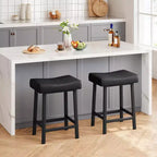 Lot de 2 tabourets de bar de 61 cm de hauteur de comptoir, sièges incurvés en similicuir rembourré avec cadre en métal et repose-pieds